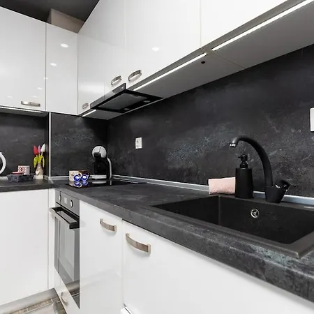 Comfy With Private Parking Apartament
