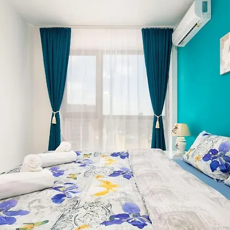 Comfy With Private Parking Апартаменти *