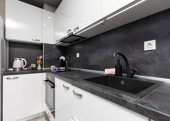 Comfy With Private Parking Apartment