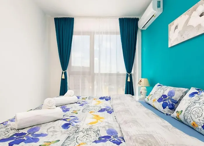 Comfy With Private Parking Apartment *