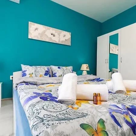 Comfy With Private Parking Apartman *