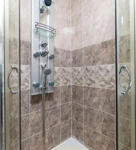 Comfy With Private Parking